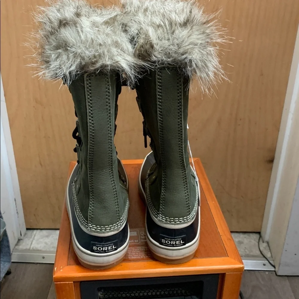 Sorel Black/ Olive Green Suede Winter Mid-Calf Boots. Size-7.5 Arctic Explorer